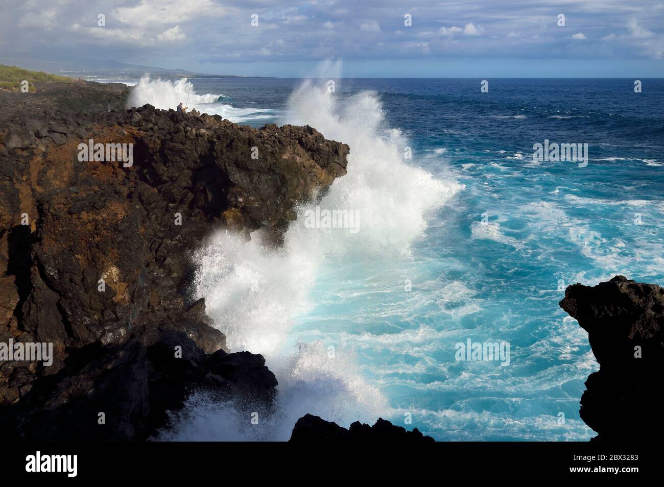 Francia, isola di Reunion (dipartimento francese d'oltremare), l'Etang Salé les Bains, la costa tra le Gouffre e l'Etang du Gol (Stagno di Gol), rocce basaltiche nere di origine vulcanica tormentate dall'oceano Foto Stock