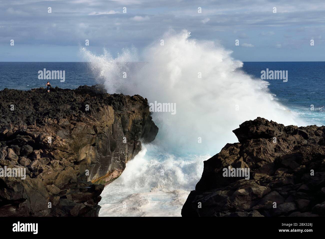 Francia, Reunion (dipartimento francese d'oltremare), l'Etang Salé les Bains, al luogo chiamato le Gouffre, rocce basaltiche nere di origine vulcanica tormentate dall'oceano Foto Stock