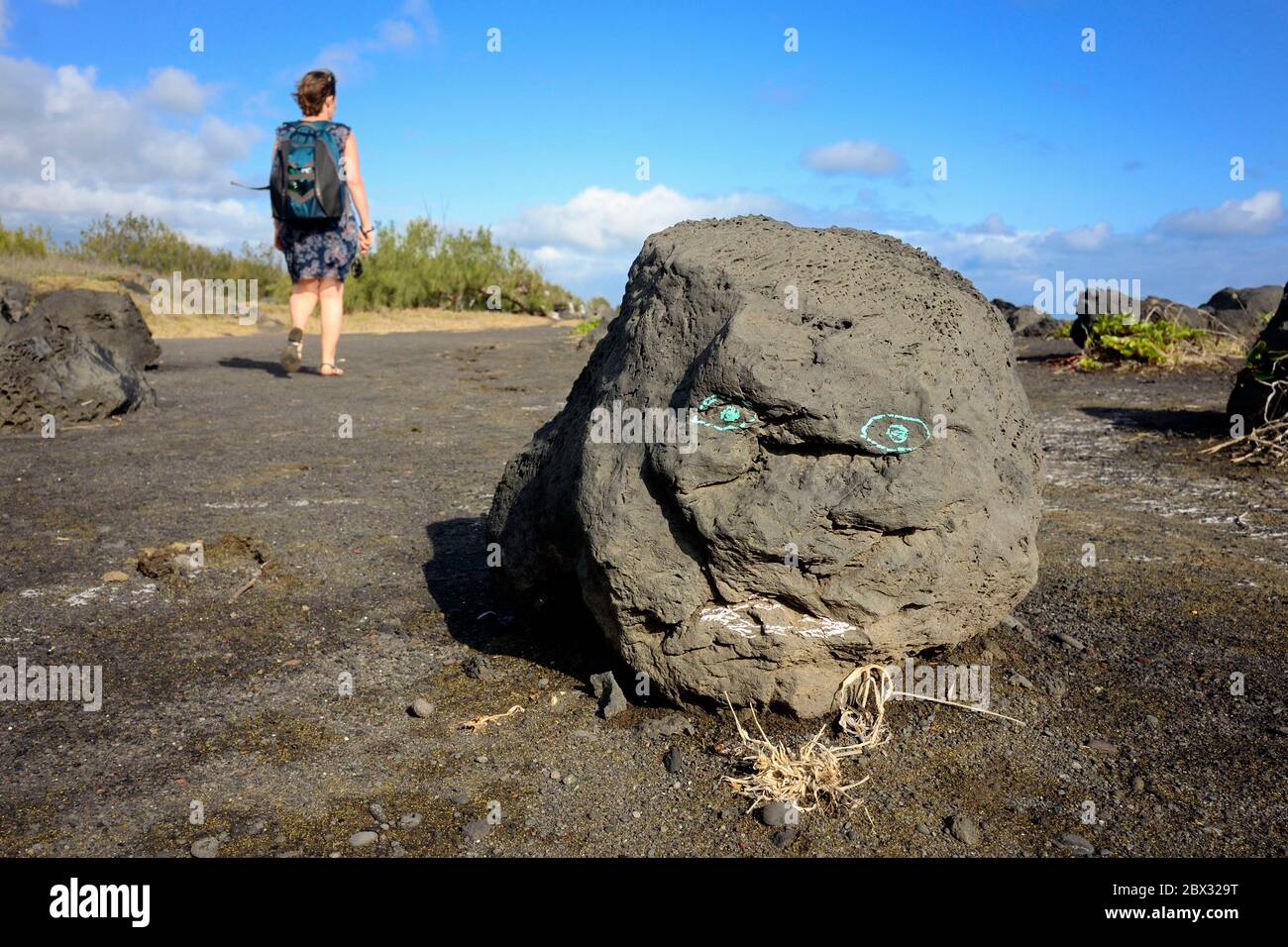 Francia, isola di Reunion (dipartimento francese d'oltremare), l'Etang Salé les Bains, la costa tra le Gouffre e l'Etang du Gol (Stagno di Gol), scultura di arte brut sulle rocce basaltiche nere di origine vulcanica Foto Stock
