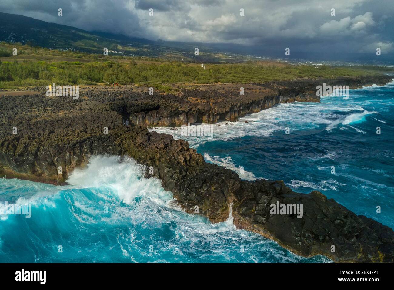 Francia, isola di Reunion (dipartimento francese d'oltremare), l'Etang Salé les Bains, la costa tra le Gouffre e l'Etang du Gol (Stagno di Gol), rocce basaltiche nere di origine vulcanica tormentate dall'oceano (vista aerea) Foto Stock
