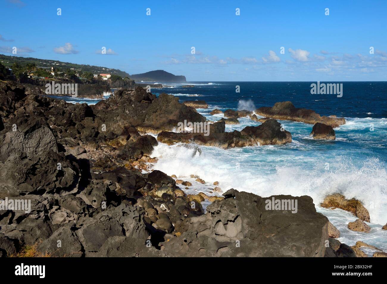Francia, Reunion isola (dipartimento francese d'oltremare), Saint-Pierre, Grands Bois, la costa di rocce basaltiche nere di origine vulcanica tormentata dall'oceano Foto Stock