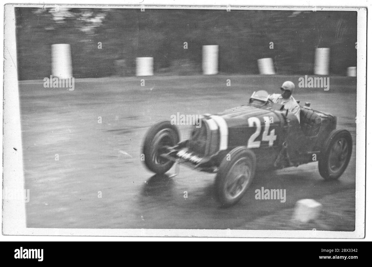 BRNO, REPUBBLICA CECOSLOVACCA - 4 SETTEMBRE 1932: Adolf Szczyzycki - pilota cecoslovacco che guida il circuito di Brno - Gran Premio Masaryk. Szczyzycki guida l'auto Wikov. Foto Stock