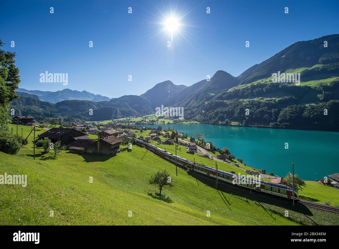 Suisse, cantone di Obwad, treno GoldenPass, vue sur le lac de Sarnen Foto Stock