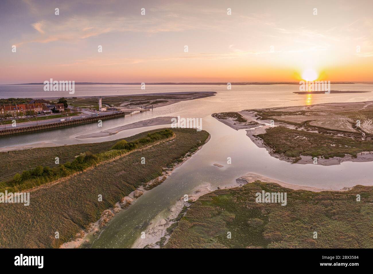 Francia, Somme (80), Baie de Somme, le Hourdel, la pointe du Hourdel, il suo porto turistico e i prati salati circostanti nella baia di Somme Foto Stock