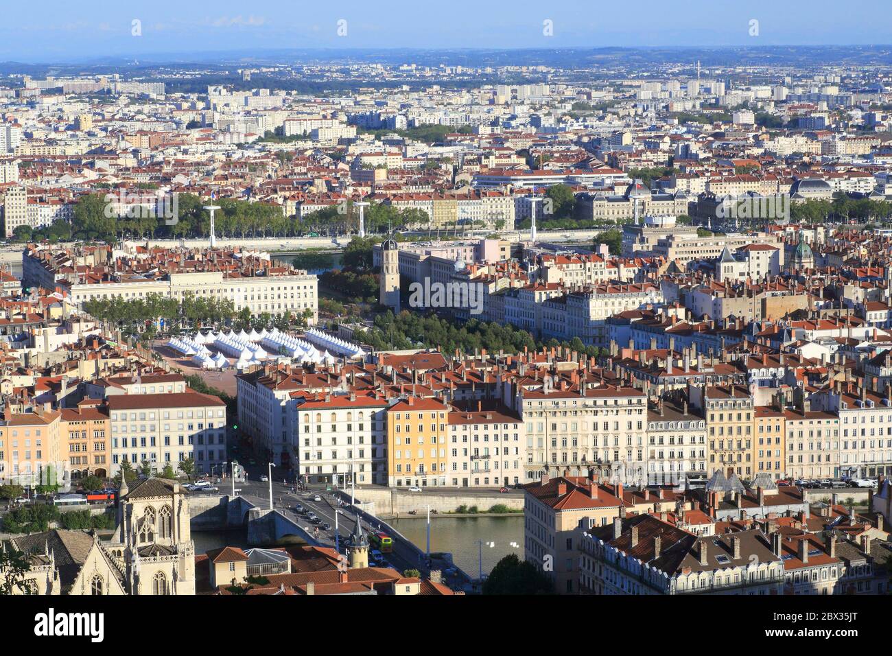 Francia, Rodano, Lione, vista dalla collina di Fourviere sulla Saone e la Presqu'ile (classificato come Patrimonio Mondiale dell'UNESCO) con il Pont Bonaparte e Place Bellecour Foto Stock