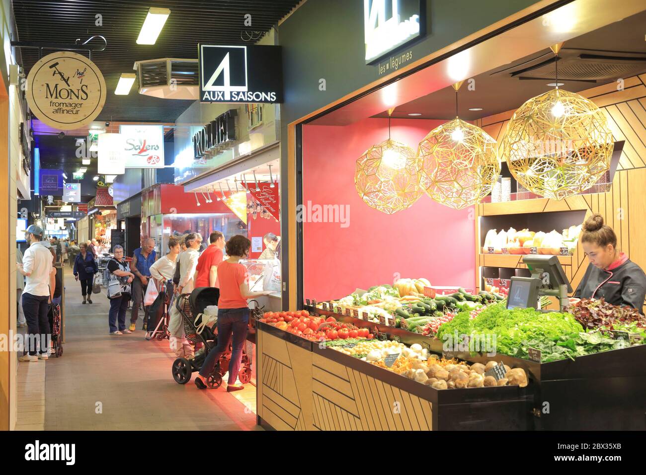 Francia, Rodano, Lione, Halles de Lyon Paul Bocuse (mercato coperto di circa sessanta commercianti e ristoranti) Foto Stock