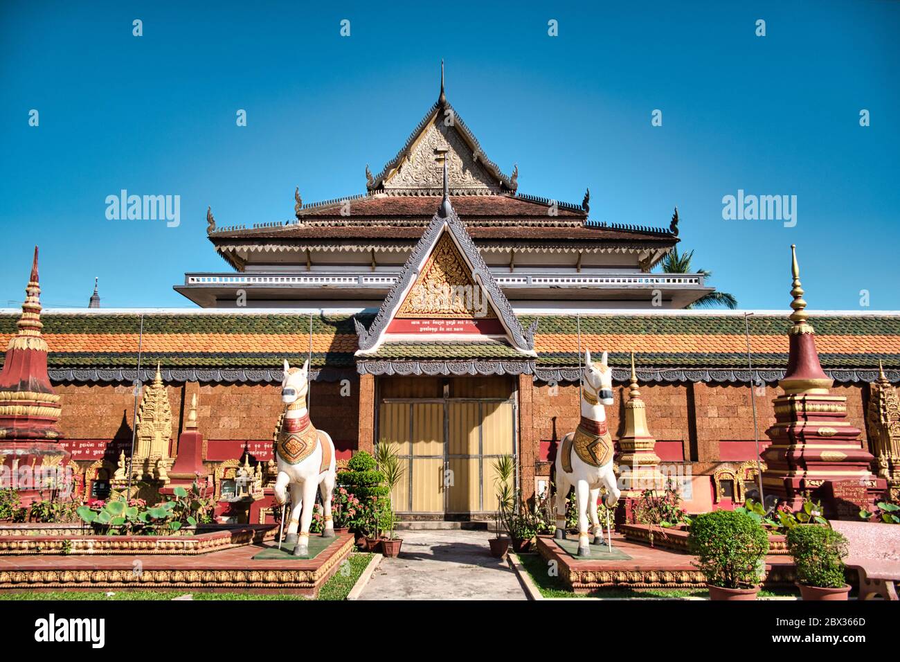 Wat Preah Prom Rath un bellissimo complesso storico tempio buddista con pagode colorate su terreni ampi con giardini Foto Stock