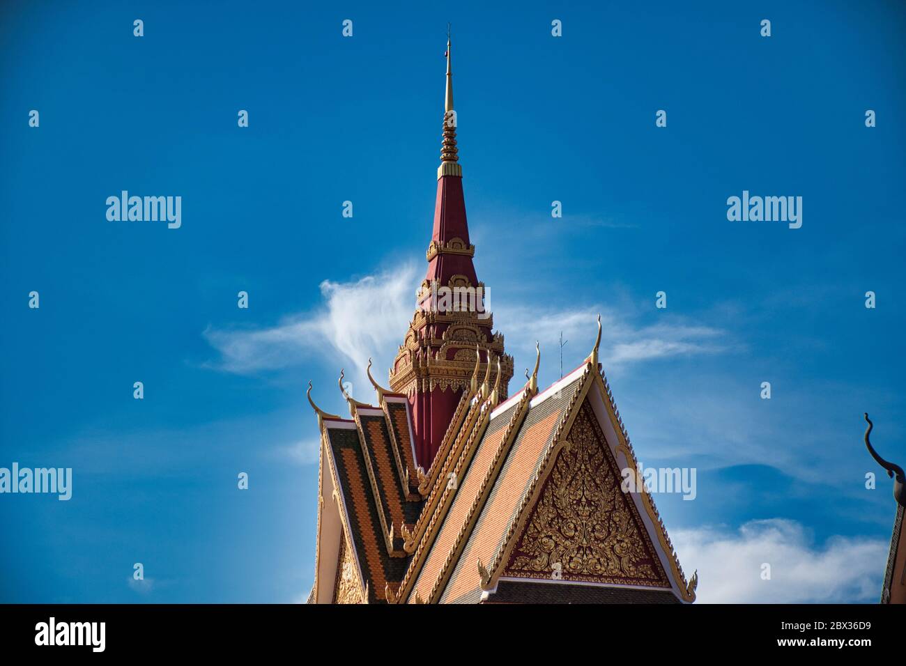 Wat Preah Prom Rath un bellissimo complesso storico tempio buddista con pagode colorate su terreni ampi con giardini Foto Stock