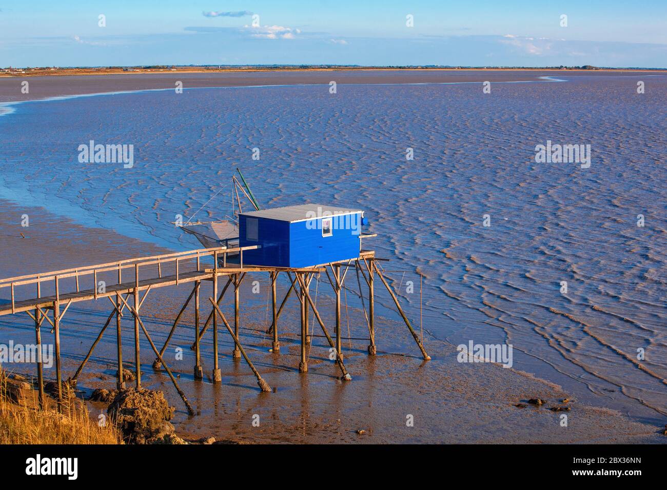 Francia, Charente-Maritime (17), Port-des-Barques, cabane sur pilotis pour la pêche au carrelet Foto Stock