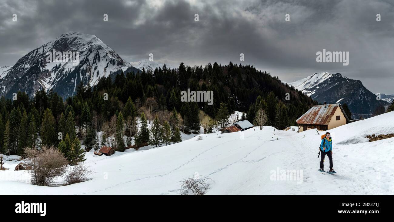 Francia, Savoia, le Châtelard, Ecole en Bauge, la Croix d'Allant, chalet in un luogo chiamato Chargieu, sullo sfondo Mont Pécloz (2197 m) Foto Stock