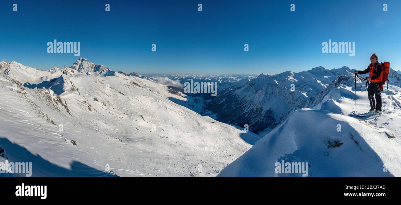 Francia, Hautes-Alpes (05), Parco naturale regionale di Queyras, Saint-Véran, etichettato i più bei villaggi di Francia, Mont viso (3841 m) visto dalla cima del picco di Caramantran (3025 m) Foto Stock