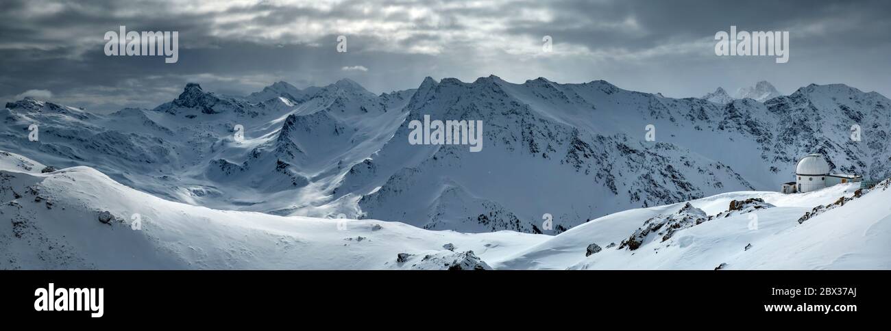 Francia, Hautes-Alpes (05), parco naturale regionale di Queyras, Saint-Véran, etichettato i più bei villaggi di Francia, vista dalla cima del Pic de Château Renard Foto Stock