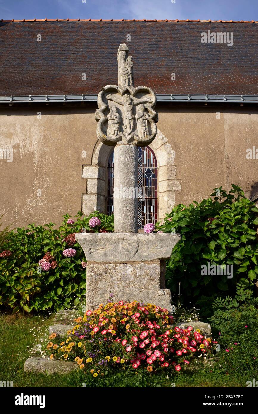 Francia, Morbihan, Larre, Chiesa di San Aignan, la Croce di San Cristoforo a forma di quattro foglie rappresenta Cristo sulla croce circondata dalla Vergine e San Giovanni Foto Stock