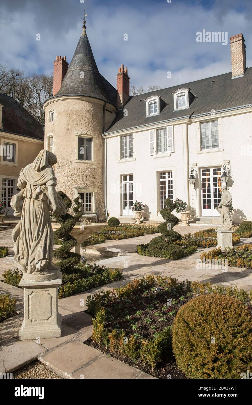 Francia, Indre e Loira, Valle della Loira dichiarata Patrimonio Mondiale dall'UNESCO, Saint-Etienne-de-Chigny, Château de Beauvais, il Domaine de Beauvois Chateau-hotel è stato rinnovato dal miliardario americano Zaya Young Foto Stock