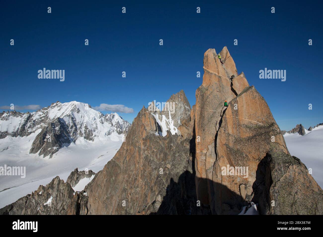 Svizzera, Vallese, attraversamento degli aghi d'oro, gli aghi d'oro (3519 m) costituiscono una catena di aghi tra l'altopiano del Trient e il ghiacciaio Saleinaz. L'attraversamento completo degli aghi è di rara bellezza Foto Stock
