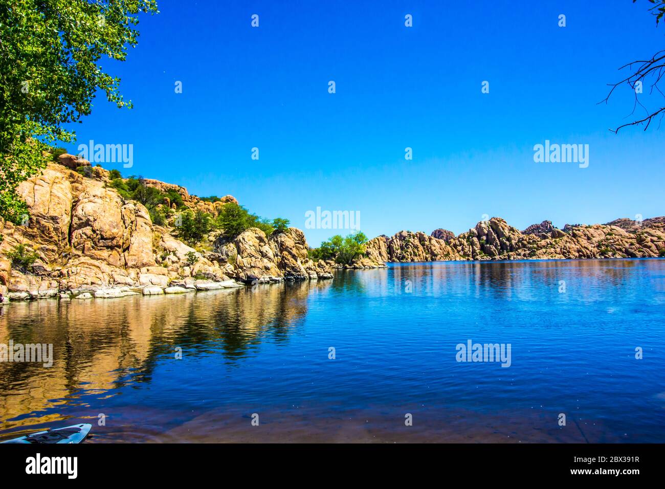 Costa rocciosa del Lago di montagna Foto Stock