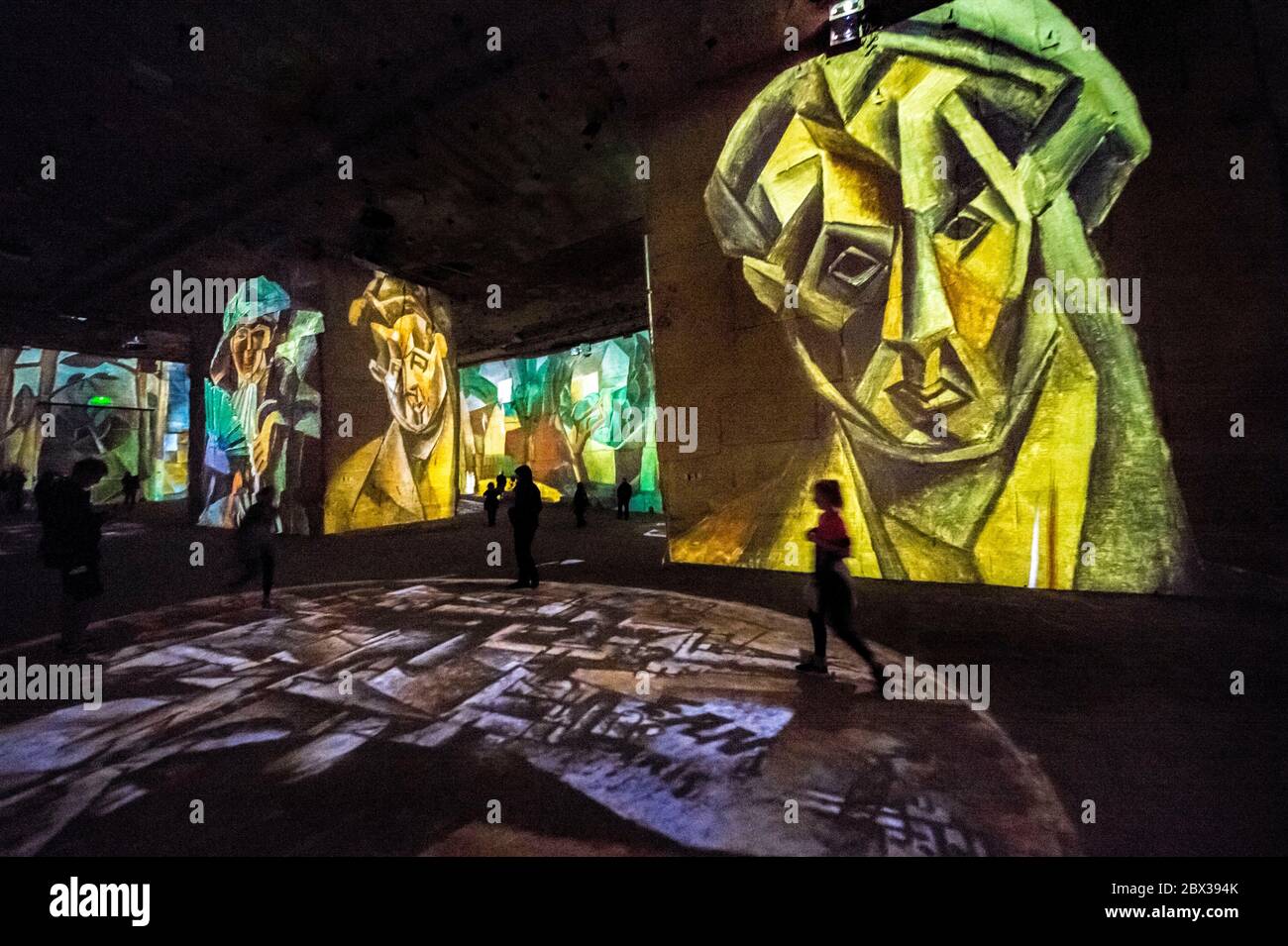 Francia, Bouches du Rhone, Les Baux de Provence, Les Carrières de Lumières, mostra digitale AMIEX® (Art & Music Immersive Experience -Design e co-produzione Gianfranco LANNUZZI, Renato Gatto, Massimiliano SICCARDI) di Culturrespaces dal titolo Picasso e i maestri spagnoli Foto Stock