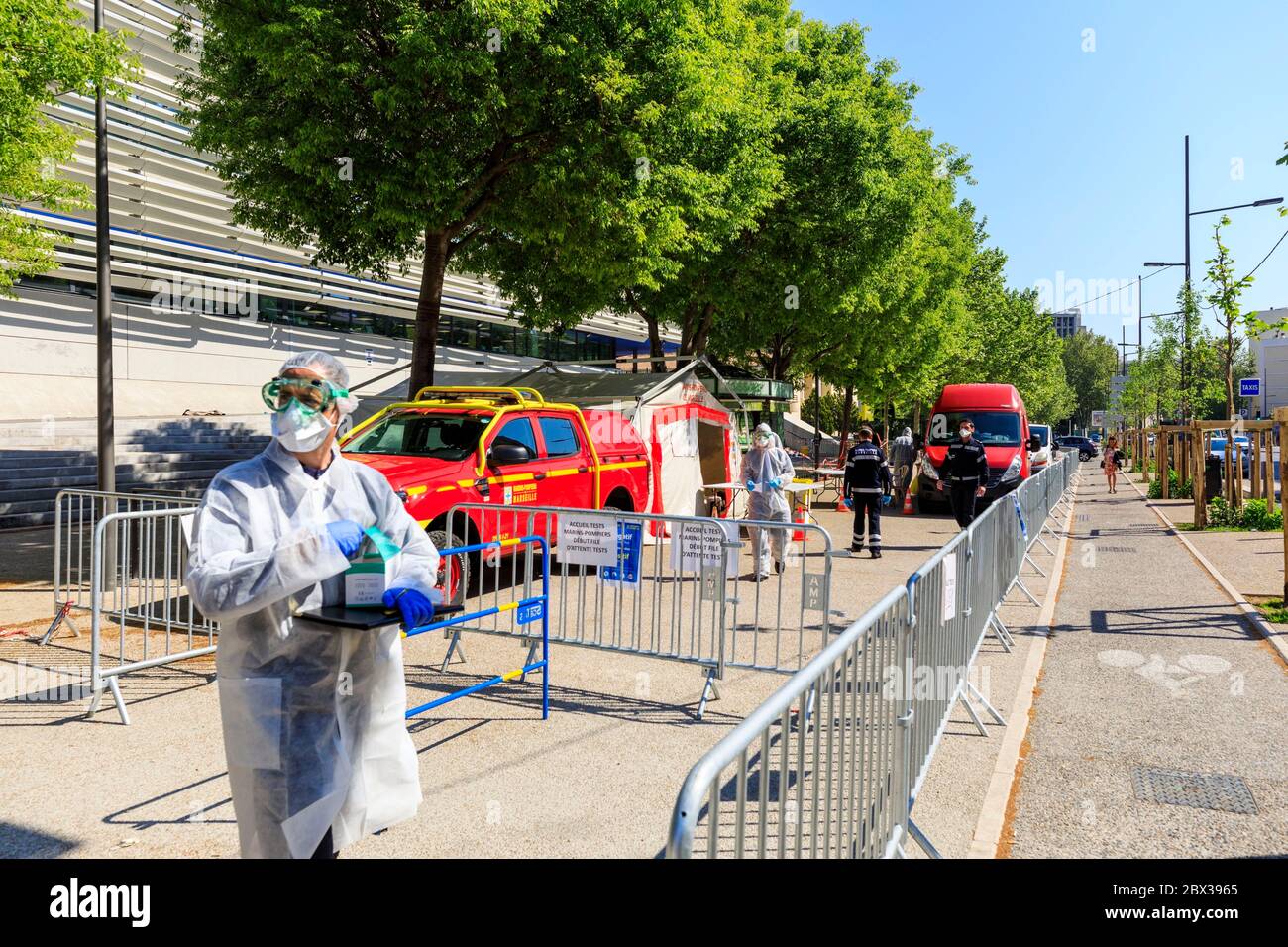 Francia, Bouches du Rhone, Marsiglia, distretto di la timone durante la COVID 19 o la crisi di Coronavirus nell'aprile 2020, periodo di reclusione, ospedale di Timone, costruzione dell'Istituto ospedaliero universitario per le malattie infettive (infezione da IHU Mediterranee) del professor Raoult, coda per lo screening Foto Stock