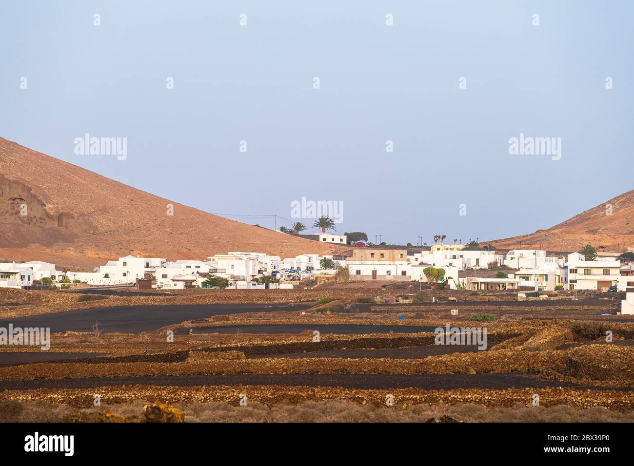 Spagna, Isole Canarie, isola di Lanzarote, Parco Naturale Los Volcanes, villaggio Mancha Blanca Foto Stock