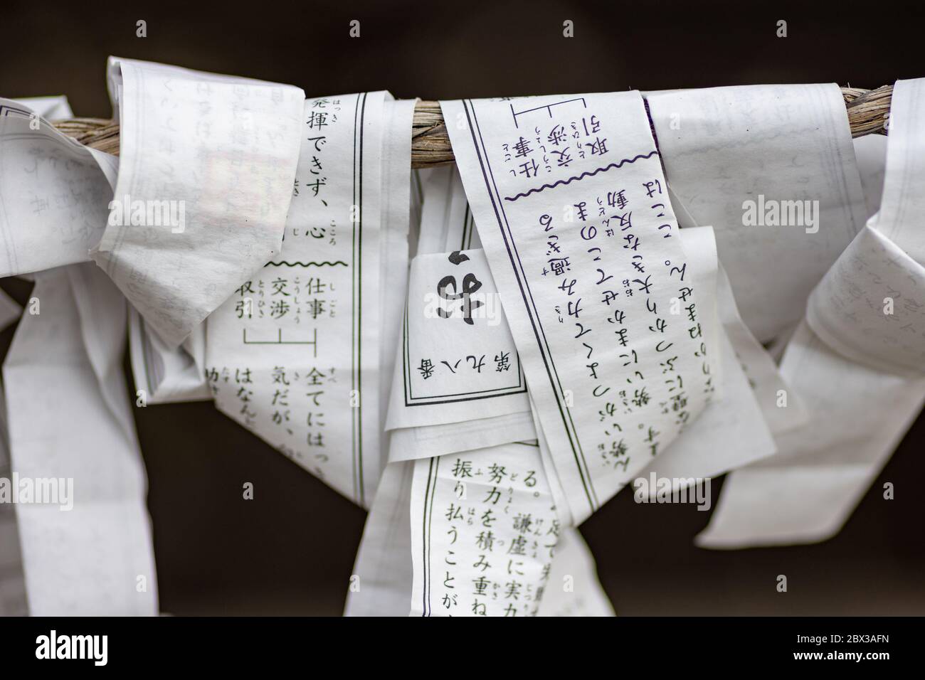 Nara / Giappone - 10 dicembre 2017: Omikuji Fortune scritte su strisce di carta al tempio buddista di Nara, Giappone Foto Stock