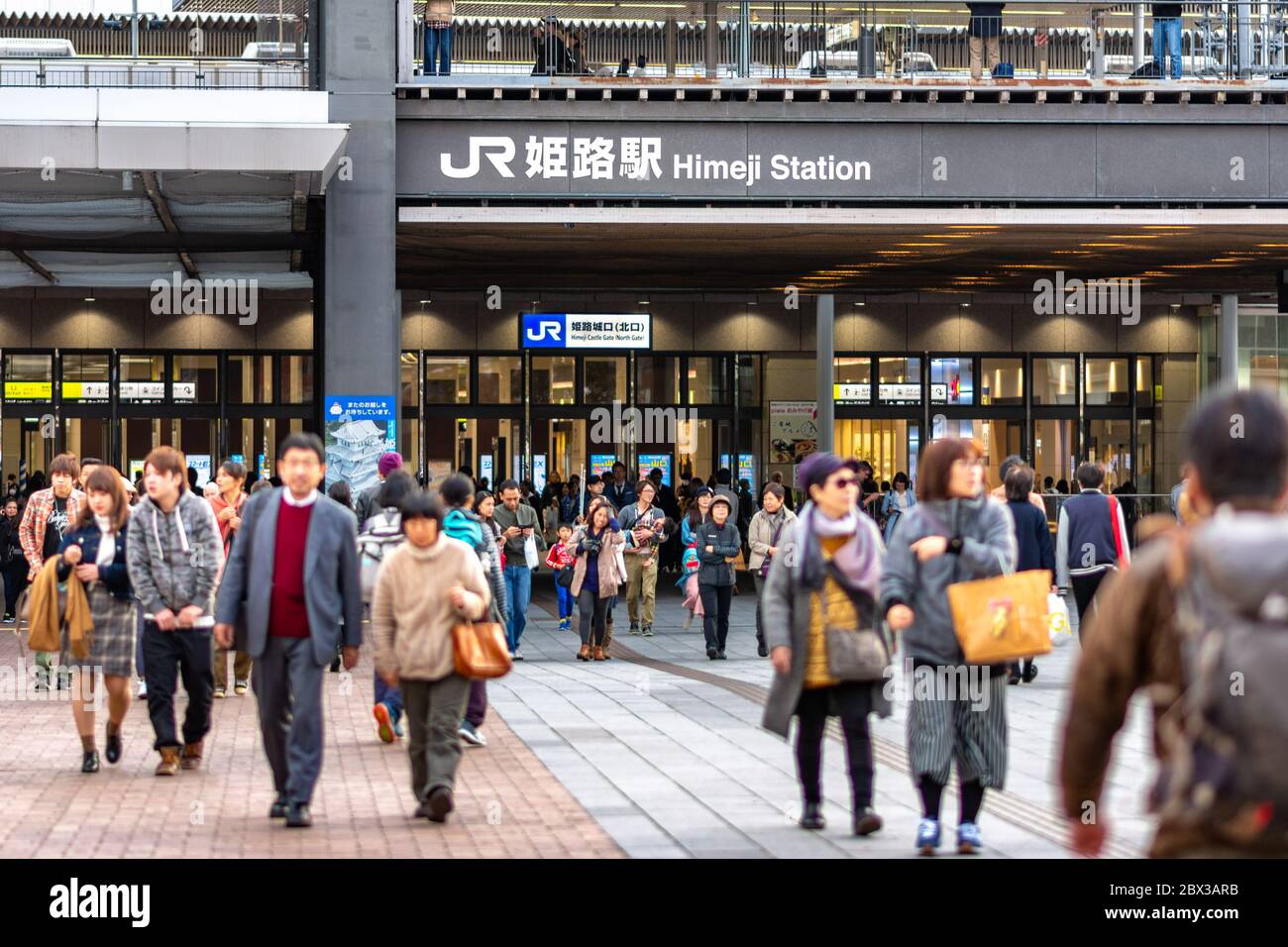 Himeji / Giappone - 11 novembre 2017: Stazione ferroviaria di Himeji gestita dalla compagnia ferroviaria del Giappone occidentale a Himeji, Giappone Foto Stock
