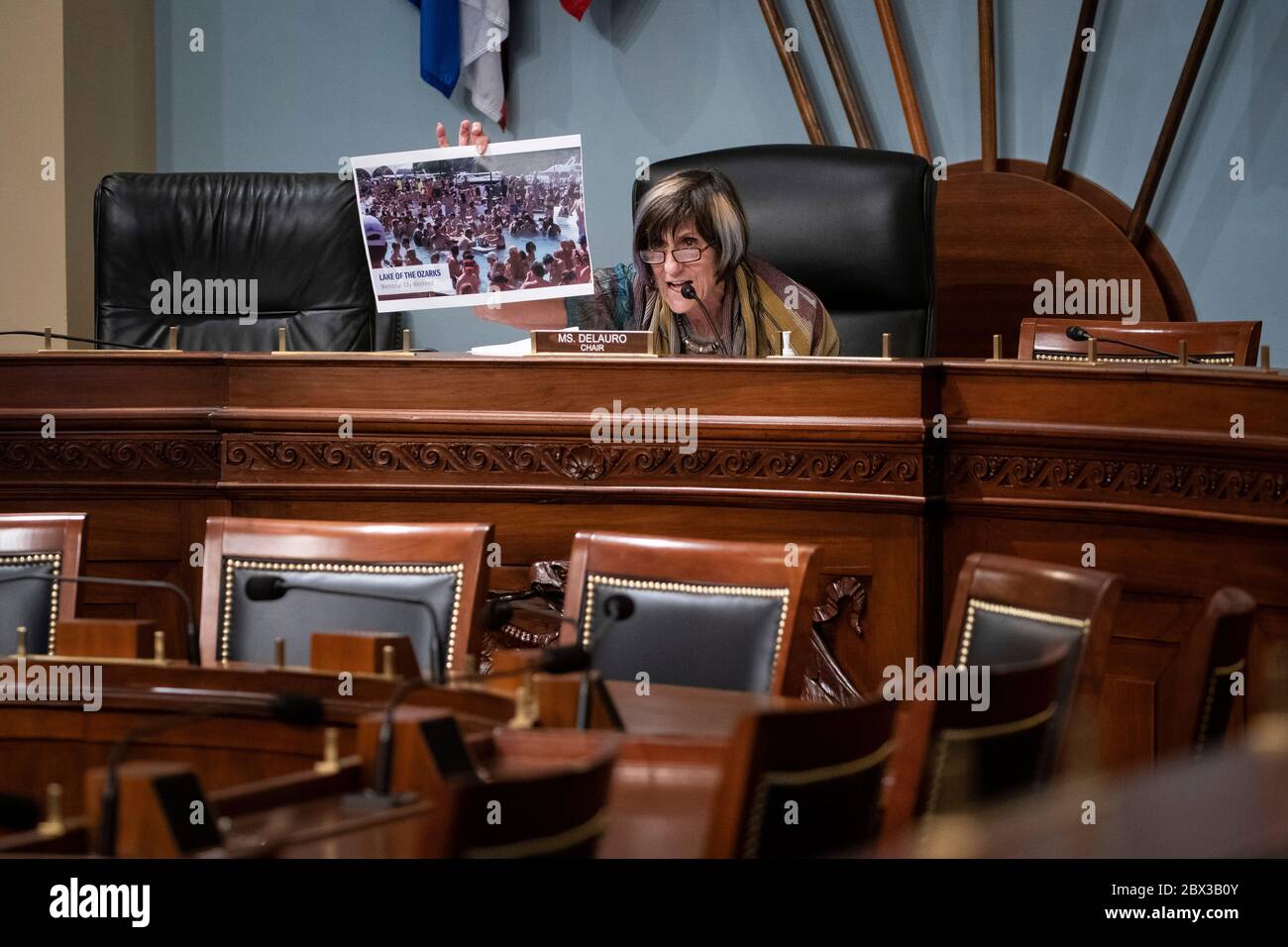 Rappresentante degli Stati Uniti Rosa DeLauro (democratico del Connecticut), presidente della sottocommissione per le Stanziamenti della Camera sul lavoro, la salute e i servizi umani, l'istruzione, E agenzie correlate, tiene una fotografia dal lago degli Ozarks in Missouri il fine settimana del Memorial Day, durante un'audizione su Capitol Hill a Washington, DC, Stati Uniti, giovedì 4 giugno 2020. Credito: Al Drago/Pool via CNP /MediaPunch Foto Stock