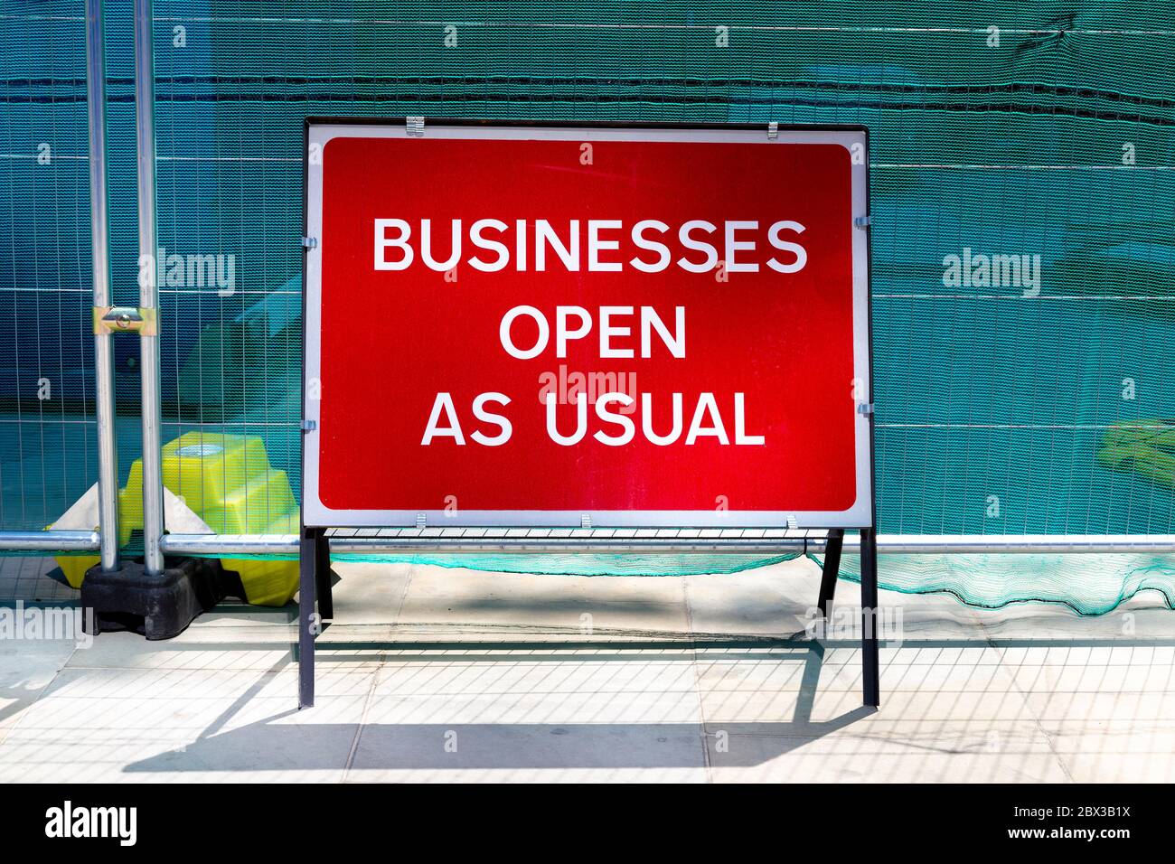 Cartello rosso "Business Open as usual" Foto Stock
