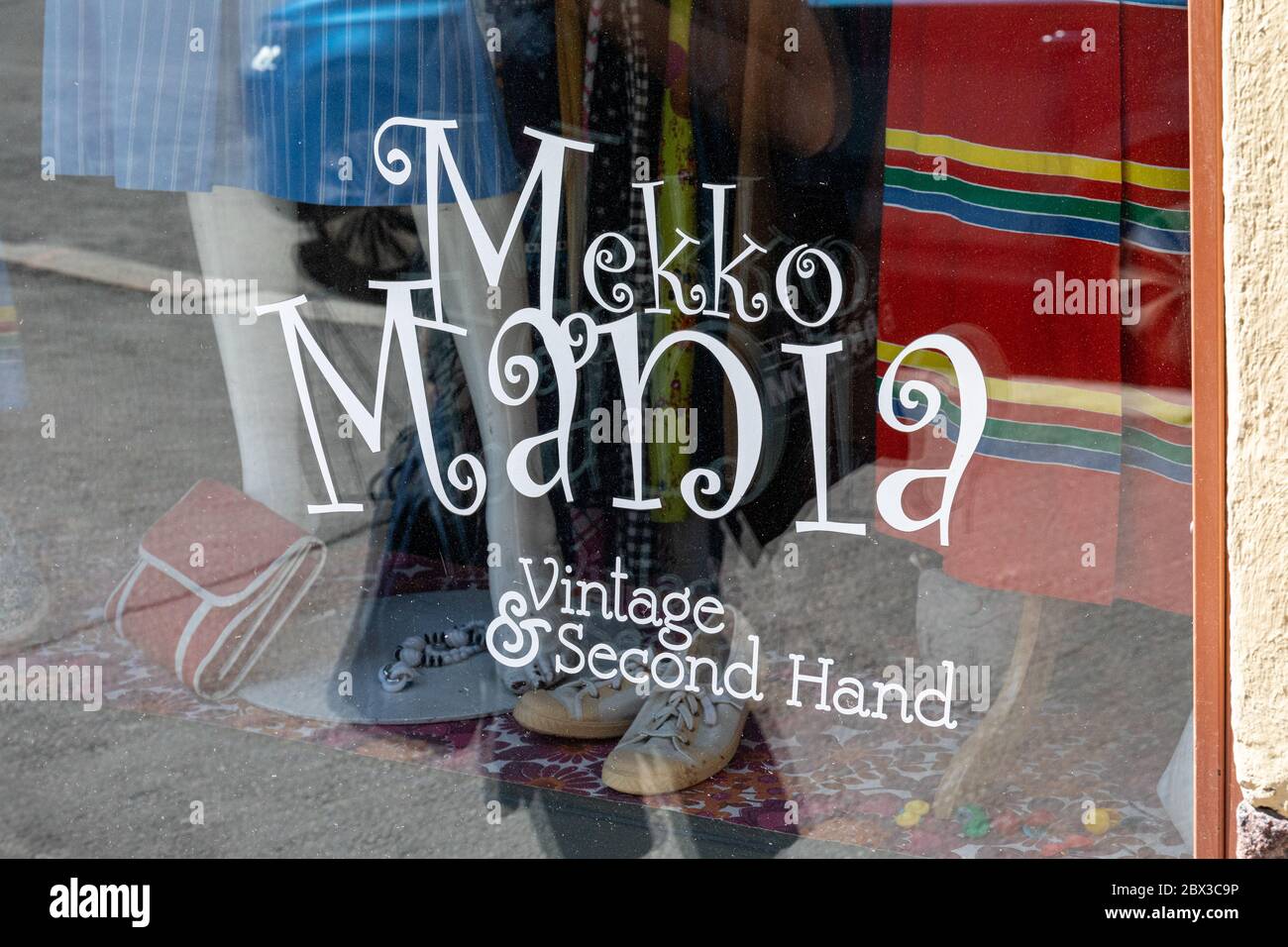Vintage e negozio di seconda mano Mekkomania vetrina nel quartiere Kallio di Helsinki, Finlandia Foto Stock