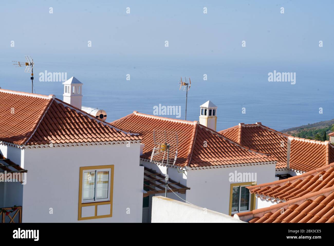 Case bianche con tetti rossi sul mare Foto Stock