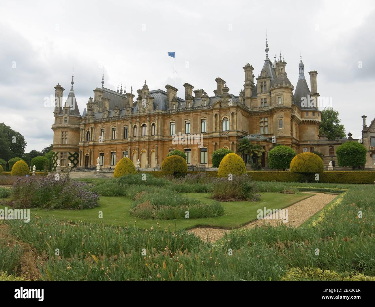 L'impatto del blocco a Waddesdon Manor è che non c'è alcun programma di piantagione estiva sul parterre e le lampadine della molla sono state lasciate morire indietro. Foto Stock