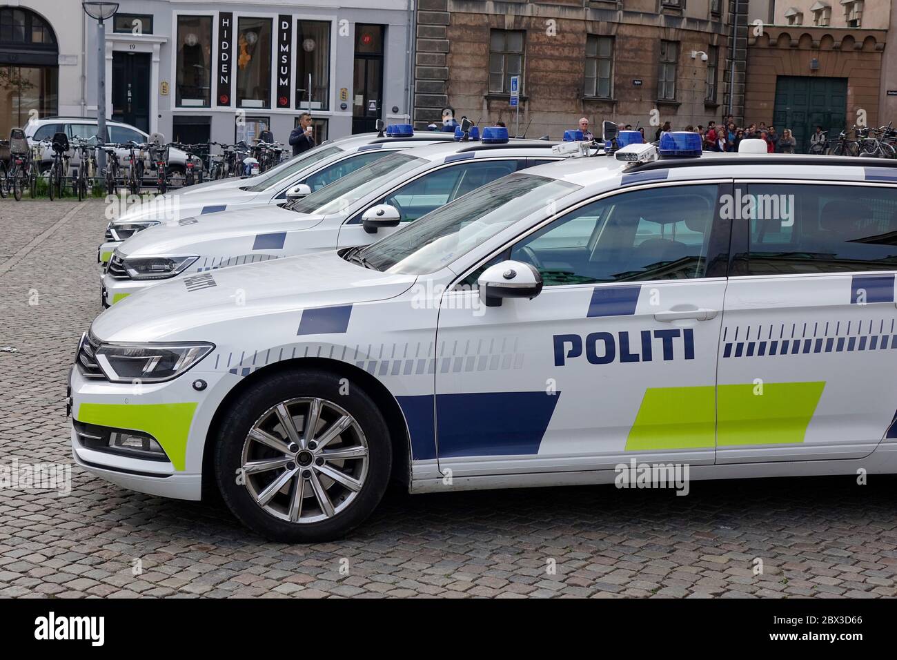 A Copenhagen Police Volkswagen VW Station Wagon Estate Auto parcheggiata in una Piazza Copenaghen Copenaghen Copenaghen Copenaghen Danimarca Foto Stock