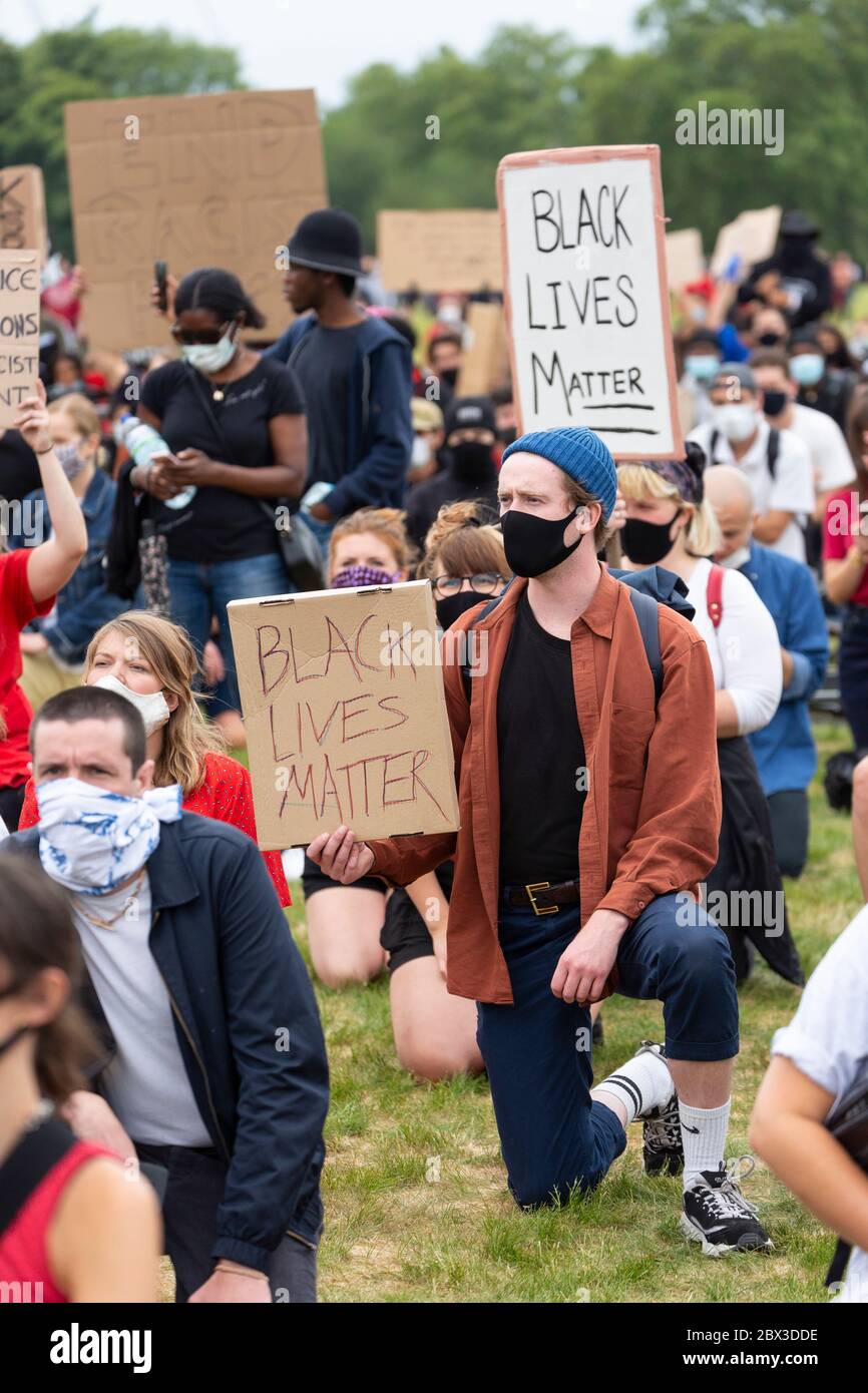 Un uomo bianco che prende il ginocchio e tiene un segno alla protesta Black Lives Matters a Hyde Park, Londra, 3 giugno 2020 Foto Stock