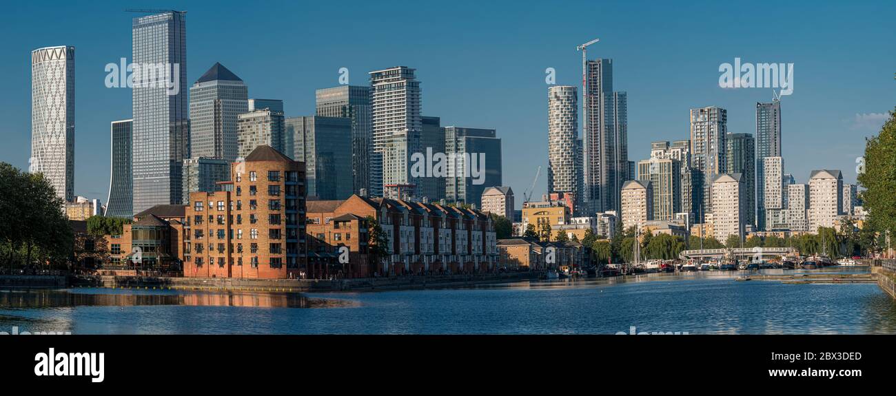 Vista panoramica degli edifici moderni nell'area di Rotherhithe sulle rive del Tamigi a Canary Wharf, Londra Foto Stock