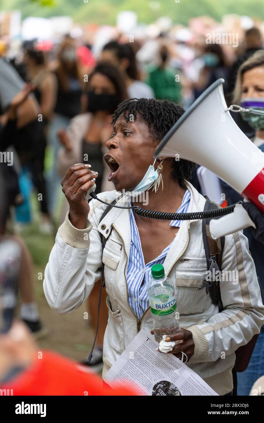 Una donna che ha pronunciato un discorso appassionato attraverso un altoparlante al Black Lives Matters protesta a Hyde Park, Londra, 3 giugno 2020 Foto Stock