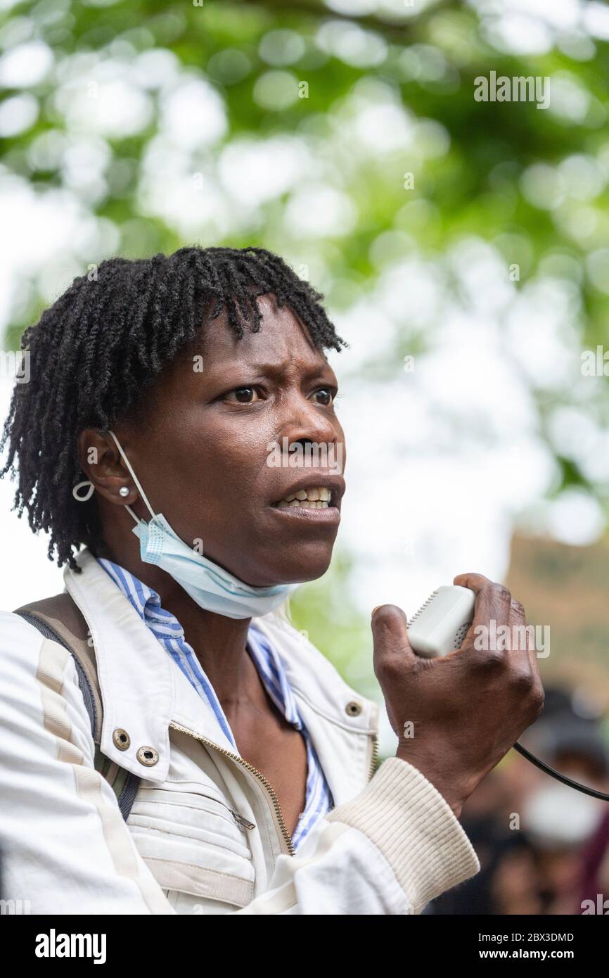 Una donna che ha pronunciato un discorso appassionato attraverso un altoparlante al Black Lives Matters protesta a Hyde Park, Londra, 3 giugno 2020 Foto Stock