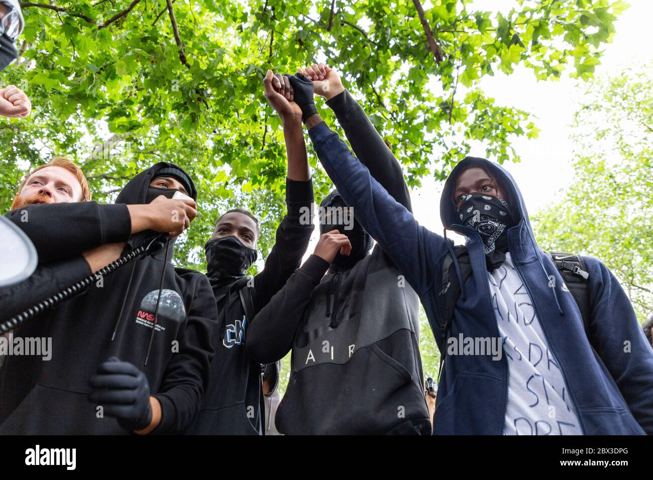 Giovani uomini che legano le mani alla Black Lives Matters protesta ad Hyde Park, Londra, 3 giugno 2020 Foto Stock