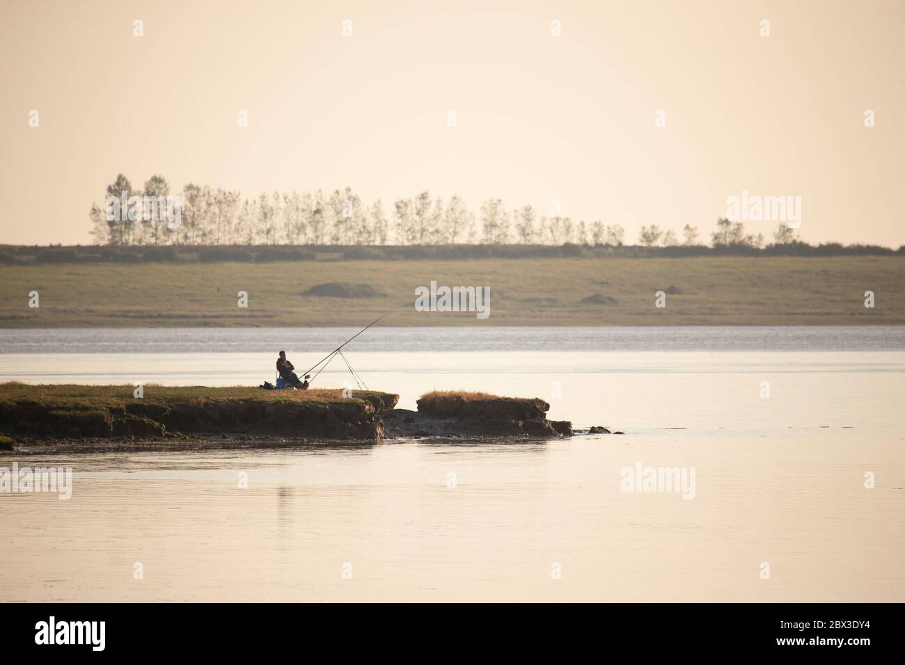 Un pescatore all'estuario della Swale, sono, vicino a Faversham, Kent.UK Foto Stock
