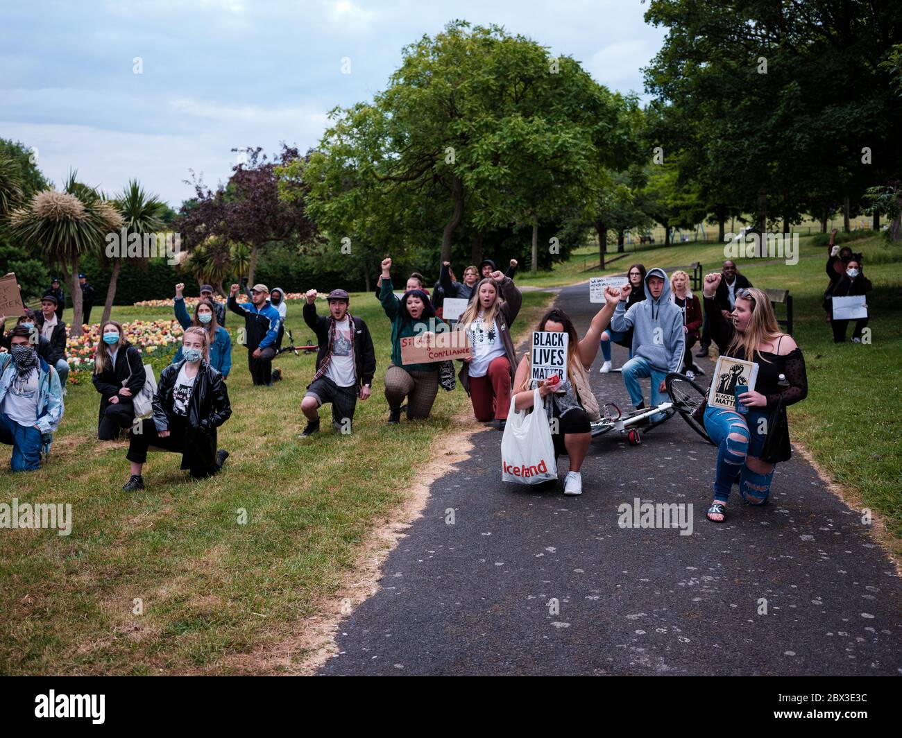 4 Giugno 2020. Rochester, Kent. Regno Unito. Sostenitori per il gruppo Black Lives Matter prendere un ginocchio durante una protesta a Rochester. Foto Stock