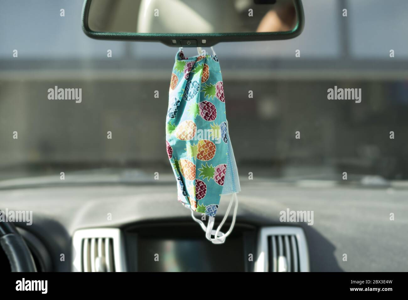 Maschera protettiva in tessuto con maschera medica che pezza in auto - protezione Coronavirus Foto Stock