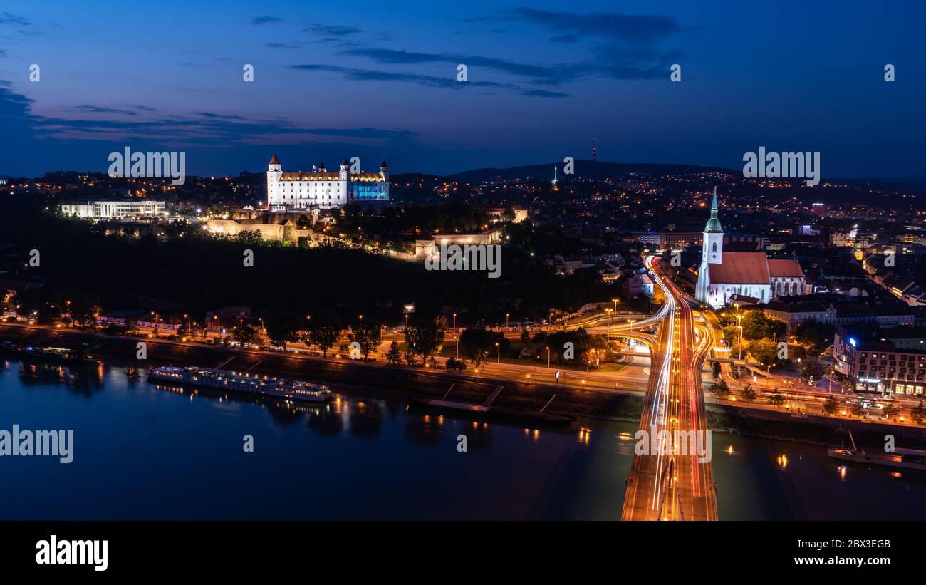 Bratislava di notte. Castello, fiume Danubio e ponte SNP, Slovacchia Foto Stock