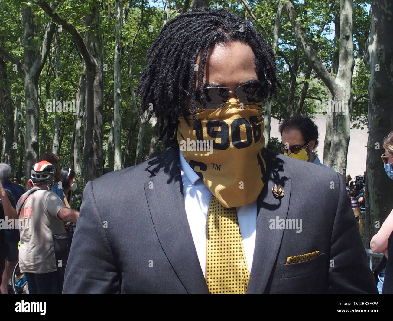 4 giugno 2020, New York, New York, USA: 5000 proteste si riuniscono nel parco Cadman Plaza prima di iniziare il loro viaggio attraverso il ponte di Brooklyn fino alla fine a Foley Square a Lower Manhattan. 6/4/2020 (Credit Image: © Bruce Cotler/ZUMA Wire) Foto Stock