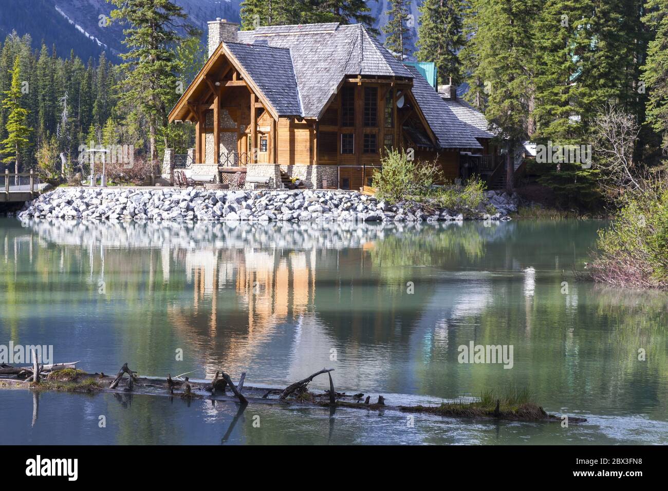 Emerald Lake Lodge rustico Log Cabin nel Parco Nazionale di Yoho, Montagne Rocciose British Columbia Canada Foto Stock