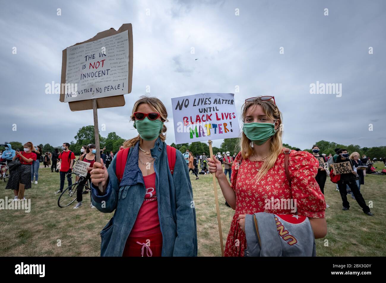 Migliaia di attivisti e sostenitori della Black Lives Matter (BLM) si riuniscono ad Hyde Park, Londra, per protestare contro la morte di George Floyd negli Stati Uniti. Foto Stock