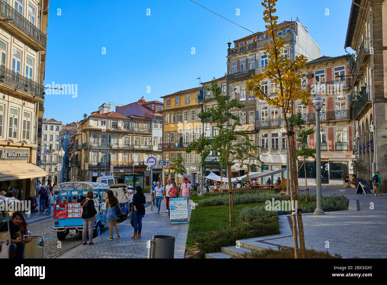 Scena di quartiere che mostra gli stili architettonici delle varie facciate e le ringhiere in ferro dei balconi di Porto Portogallo Foto Stock
