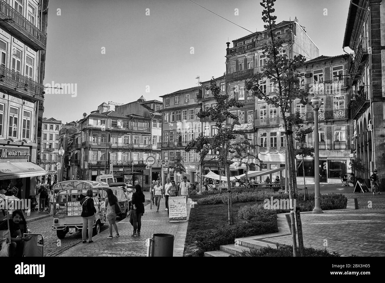 Scena di quartiere che mostra gli stili architettonici delle varie facciate e le ringhiere in ferro dei balconi di Porto Portogallo Foto Stock