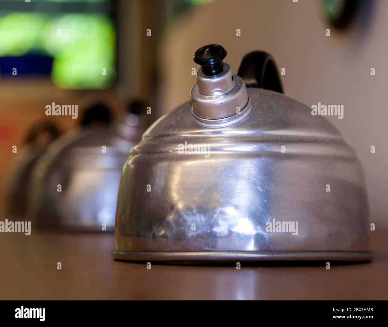 Collezione di vecchi bollitori di flauto. Bollitore d'acqua Stovetop a Grevenbroich, Germania Foto Stock