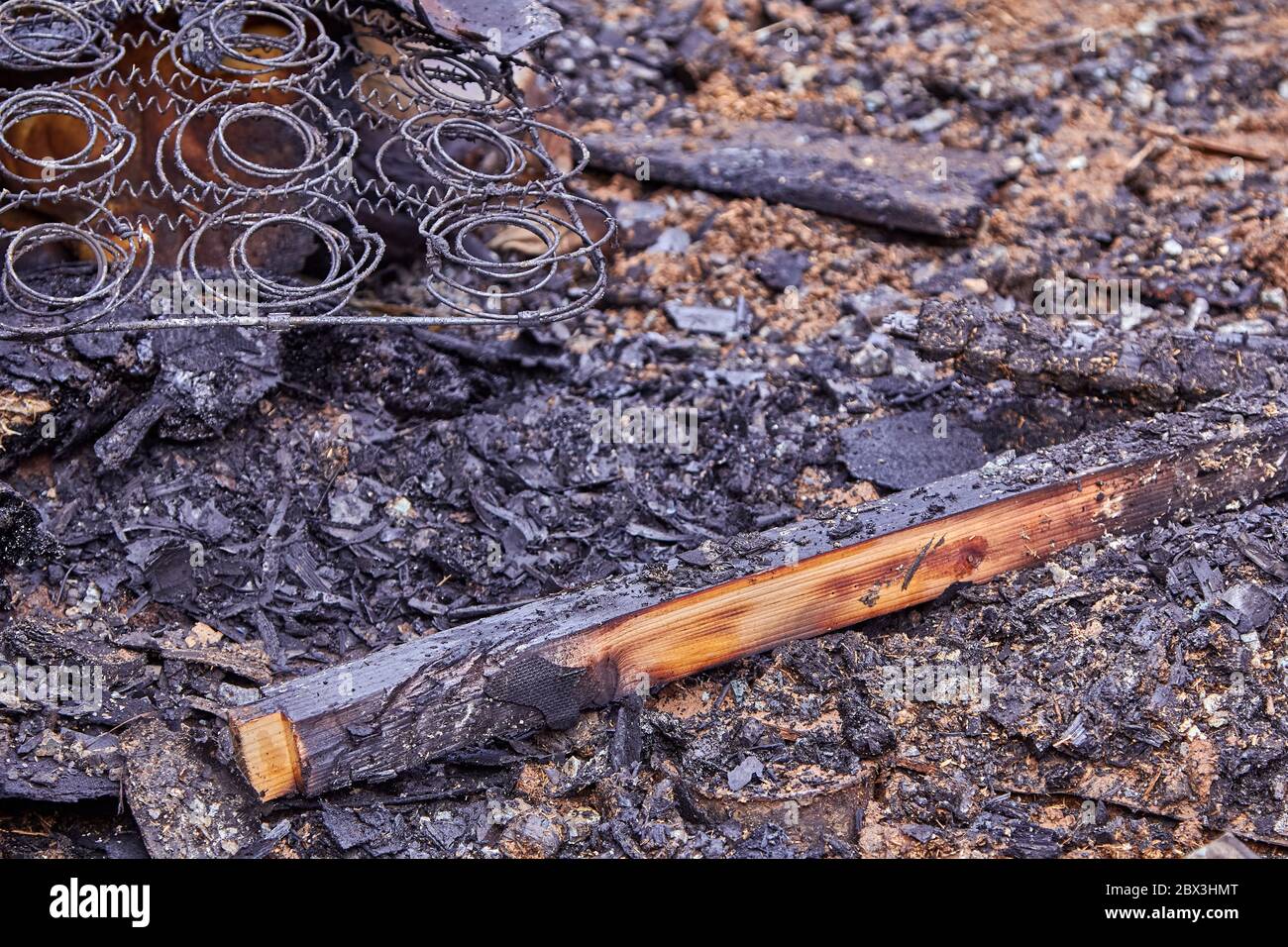 20 aprile 2020, Jekabpils, Lettonia: Parte di materasso in una casa bruciata Foto Stock