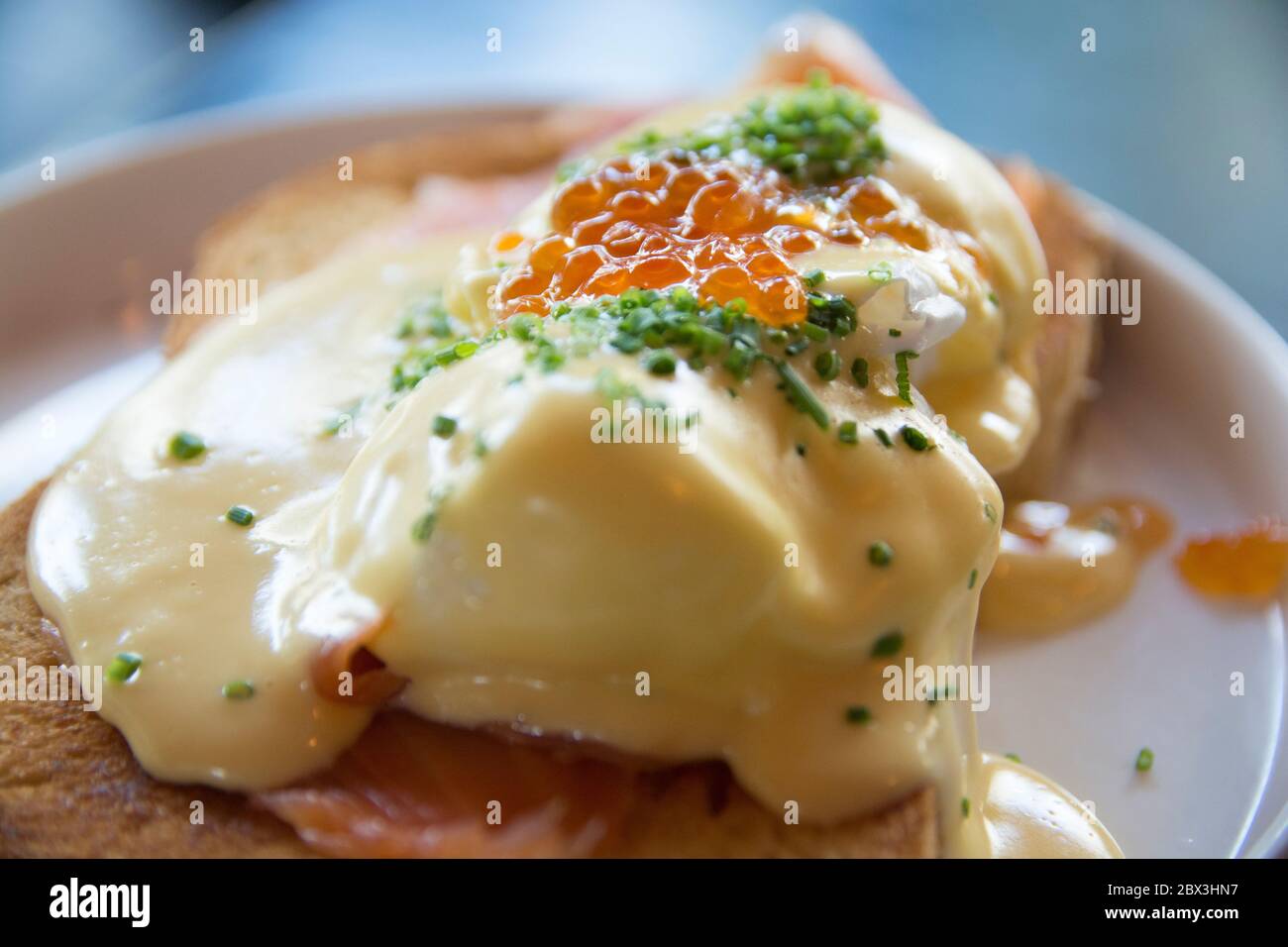 Uova Benedetto Royal, con salmone affumicato, uova in camicia, salsa olandese, caviale e scalogno, su un pane brioche fresco. Foto Stock