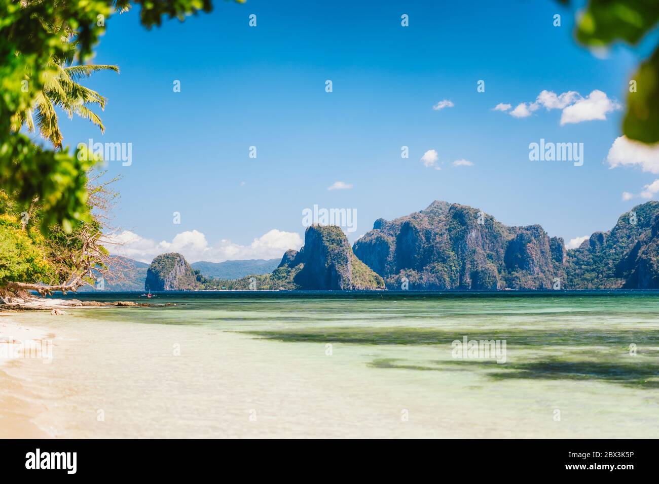 Bellissima vista dalla spiaggia di Dolarog, El Nido, isola di Palawan, Filippine. Cresta di montagna sullo sfondo Foto Stock