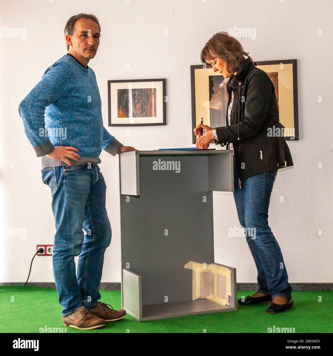 I revisori valutano i risultati dell'esame dei cani di rilevamento stampi a Dortmund, Germania Foto Stock